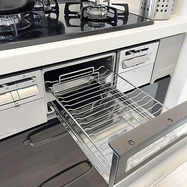 【【グリル】】◆フライパンで焼くことの多い肉料理を代わりにグリルを使えば、油をひく必要もなく、余分な脂も落として焼けるため、フライパンを使った時よりも多く油脂分をカットできます!