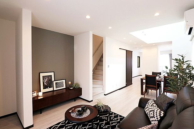 【【ドリームタウン施工例】】【ドリームタウン施工例:リビング】開放感のある2階リビングは日当たりもよく日中は明るい日差しが射し込みます。
【建物プラン例】建物価格1499万円、建物面積103.73m2