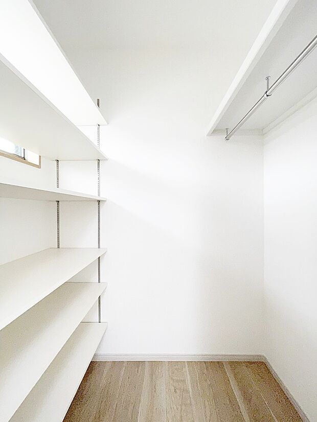 【【ドリームタウン施工例】】スーツケースも収納可能なウォークインクローゼットです！お洋服もたっぷり収納可能です♪