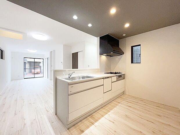 【【ドリームタウン施工例:キッチン】】食器洗い乾燥機や3口コンロなど家事の時短に便利な設備が充実のシステムキッチン!京都各地にモデルハウスがござますので、実際に触れてみませんか?