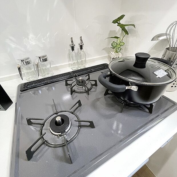 【ホーロートップガスコンロ】バーナー間隔が広いので、3口同時に使っても鍋振りも出来ます!グリル排気口をコンパクトにして、仮置き出来るスペースもご用意しております♪