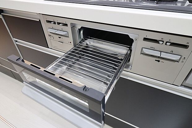 【【グリル】】◆フライパンで焼くことの多い肉料理を代わりにグリルを使えば、油をひく必要もなく、余分な脂も落として焼けるため、フライパンを使った時よりも多く油脂分をカットできます!