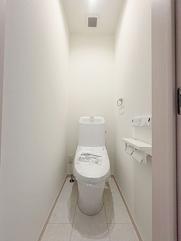 【【トイレ】】トイレは各階にございます。ウォシュレット付きが嬉しい！コンパクトながらに使い勝手の良いトイレです。室内（2026年6月8日）撮影