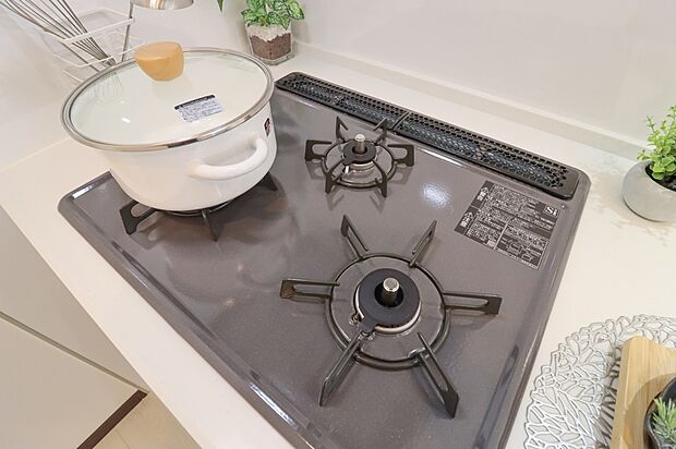 【ガスコンロ】◆バーナー間隔が広いので、3口同時に使っても鍋振りもできます!グリルの排気口をコンパクトにして、仮置きできるスペースもご用意しております♪
