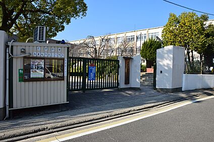 広沢小学校 約250ｍ(徒歩4分)