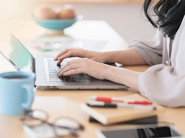 【【カウンターテーブル】】自室にカウンターテーブルを設置し、仕事や勉強に集中できる専用スペースを確保。食事や趣味にも活用でき、限られた空間を有効活用できます。仕事と暮らしを心地よく切り替えらます。