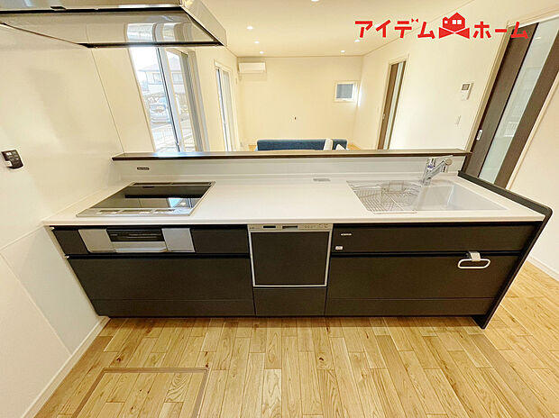 料理をする時間が楽しくなる、広いワークトップ！
収納もたっぷりついています！
