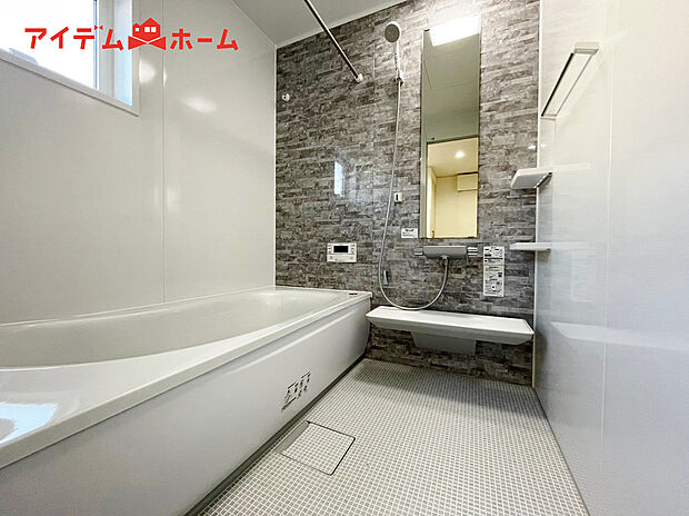 1坪タイプのバスルーム。
ゆったり足が伸ばせるので、毎日の疲れを癒やせます。
ご家族みんなでも入れます♪
浴室換気乾燥暖房機付きで浴室内干しも可能！