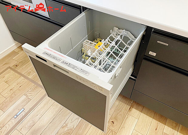 【自動食器洗乾燥機】手間・時間をかけず、効率よく食器類を洗浄。家事の時間を大幅に短縮出来ます。
かつ節水効果にも優れた食洗機を標準装備。スライド式なので場所も取りません。
※現況優先、内覧時にご確認ください。
