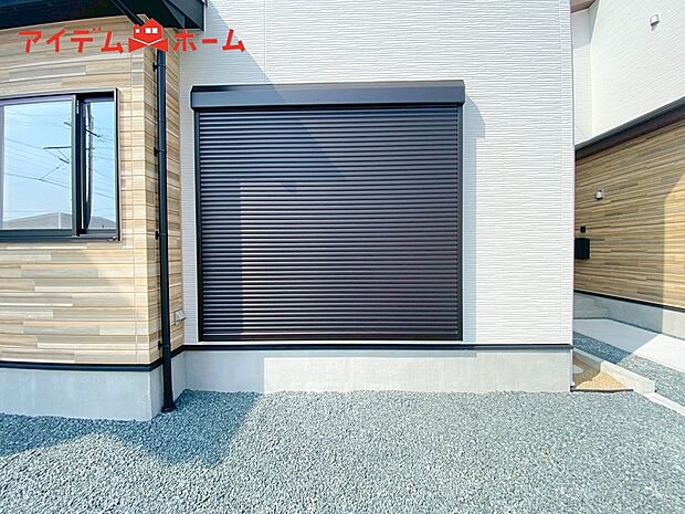 【２号棟　防犯シャッター】防犯、防災の両方で安心のシャッター付。簡単に開閉が可能です。
夏は日を防ぎ、冬はあたたかさをキープします。台風対策にも役立ちます。
