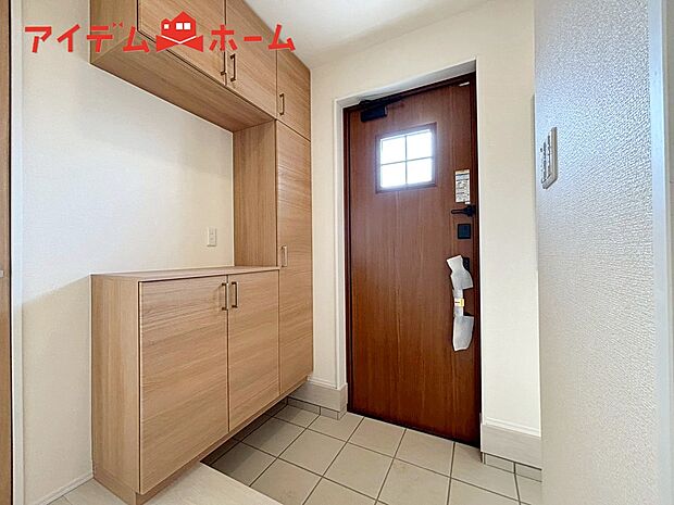 【1号棟 玄関】シンプル且つモダンなエントランス&ホール!
ゆとりを感じさせる上質で明るい空間が住まう人や
訪れる人を心地よく迎え入れてくれます♪