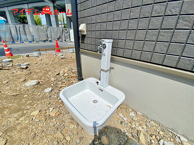 【立水栓】ガーデニングや洗車に便利な立水栓付き。