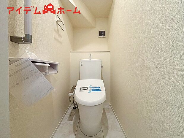 【1号棟 トイレ】温水での洗浄機能がついておりますので、
清潔かつ衛生面も安心です。