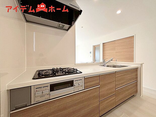 【1号棟 キッチン】機能的なワークスペースを実現したシステムキッチン。
対面式なので家族と協力しあってご飯の支度ができます。