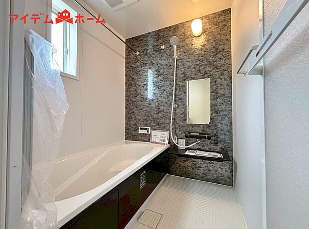 【1号棟 浴室】1坪タイプのバスルーム。
ゆったり足が伸ばせるので、毎日の疲れを癒やせます。