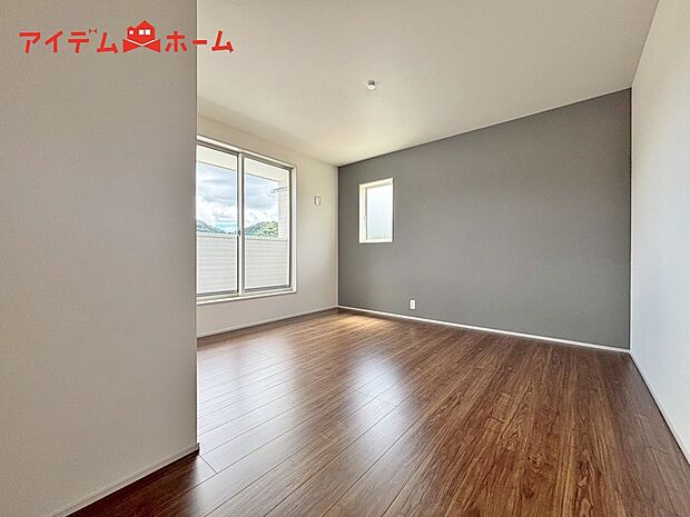 【1号棟 寝室】明るい寝室で心地のいい朝を迎えられそうです。
大きな窓からたっぷりの日差しが降り注ぐ明るい室内。