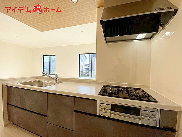 【1号棟 キッチン】ダイニングを見渡せる、
使い勝手の良いシステムキッチン。