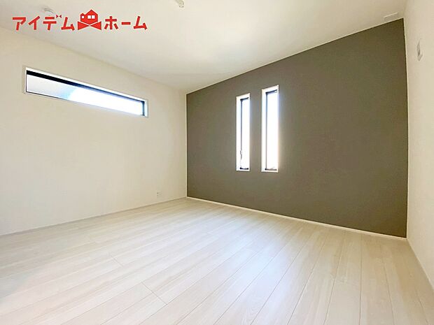 【1号棟 寝室】明るい寝室で心地のいい朝を迎えられそうです。
大きな窓からたっぷりの日差しが降り注ぐ明るい室内。