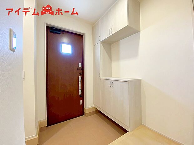 【１号棟　玄関】シンプル且つモダンなエントランス＆ホール！
ゆとりを感じさせる上質で明るい空間が住まう人や
訪れる人を心地よく迎え入れてくれます♪