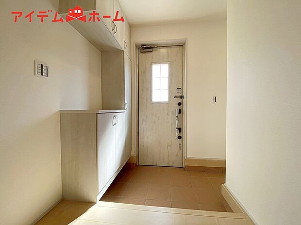 【１号棟　玄関】シンプル且つモダンなエントランス＆ホール！
ゆとりを感じさせる上質で明るい空間が住まう人や
訪れる人を心地よく迎え入れてくれます♪