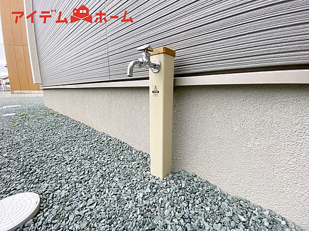 【１号棟　立水栓】ガーデニングや洗車に便利な立水栓付き。
外で汚れてしまった靴や服の汚れも家に入る前にきれいにできます。

