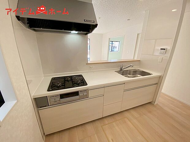 【１号棟　キッチン】機能的なワークスペースを実現したシステムキッチン。
対面式なので家族と協力しあってご飯の支度ができます。
