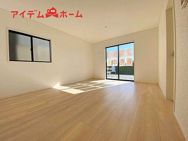 【２号棟　リビング】大きく開いた窓からは、明るい陽射しが射し込みます。
自然と家族が集まる空間です。
