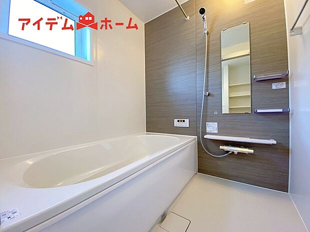 【１号棟　浴室】1坪タイプのバスルーム。
ゆったり足が伸ばせるので、毎日の疲れを癒やせます。
棚が設置されているので、シャンプーやリンスなど
キレイに並べておくことができます。
