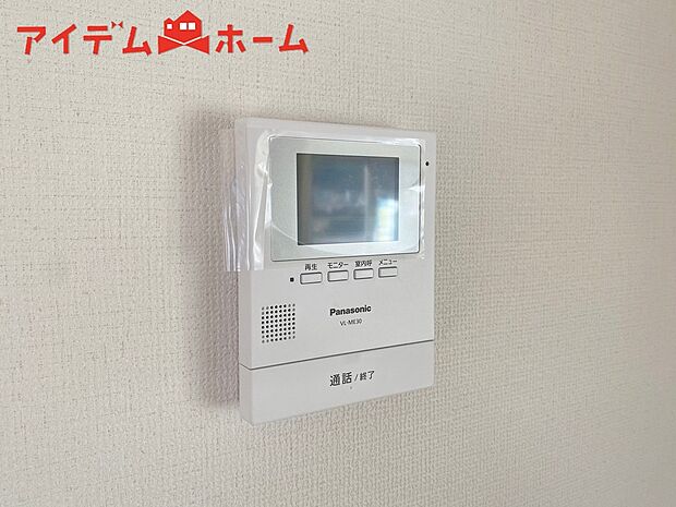 【６号棟　ＴＶモニター付インターホン】奥様やお子さんのみの在宅も安心。ボタンひとつで通話が可能です。
突然の来訪も時間帯に関係なく鮮明な画像で確認することが出来ます。
