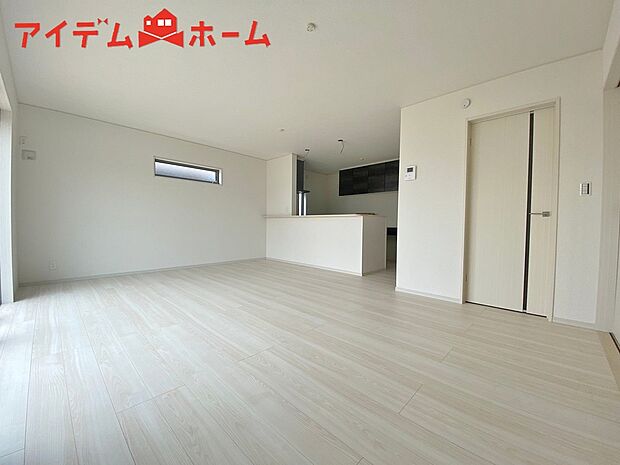 【3号棟 リビング】大きく開いた窓からは、明るい陽射しが射し込みます。
爽やかな風が吹き抜ける心地良いリビングには、
自然と家族が集まります。