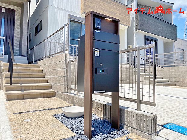 【宅配BOX】出かけていても、荷物が受け取れる宅配BOX。
再配達の依頼連絡など、手間省けて便利です。
安心してお出かけできますね。
