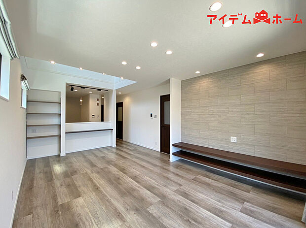 【１号棟　リビング】大きく開いた窓からは、明るい陽射しが射し込みます。
爽やかな風が吹き抜ける心地良いリビングには、
自然と家族が集まります。