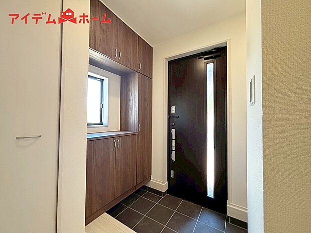 【２号棟　玄関】シンプル且つモダンなエントランス＆ホール！
ゆとりを感じさせる上質で明るい空間が住まう人や
訪れる人を心地よく迎え入れてくれます♪