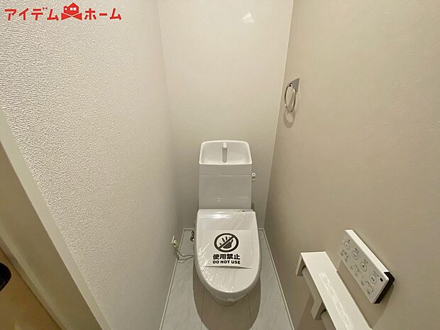 【７号棟　トイレ】温水での洗浄機能がついておりますので、
清潔かつ衛生面も安心です。

