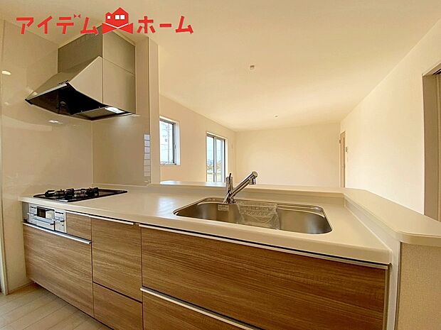 【１号棟　キッチン】ダイニングを見渡せる、
使い勝手の良いシステムキッチン。