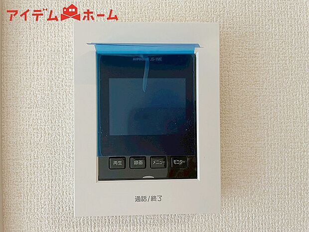 【２号棟　ＴＶモニター付インターホン】奥様やお子さんのみの在宅も安心。ボタンひとつで通話が可能です。
突然の来訪も時間帯に関係なく鮮明な画像で確認することが出来ます。
