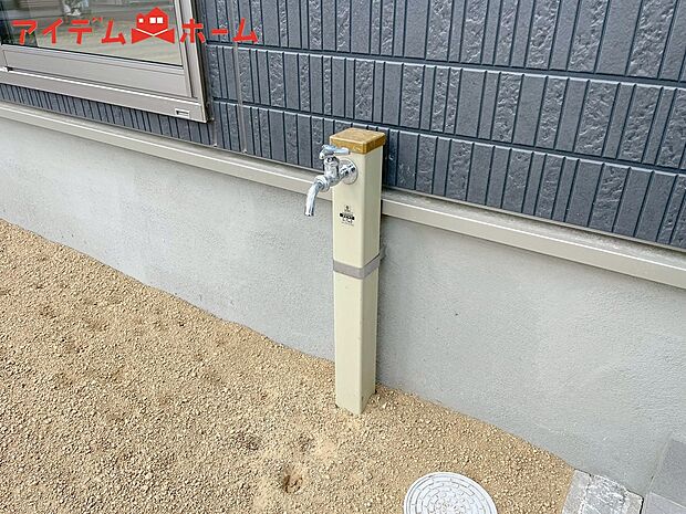 【3号棟 立水栓】ガーデニングや洗車に便利な立水栓付き。
外で汚れてしまった靴や服の汚れも家に入る前にきれいにできます。