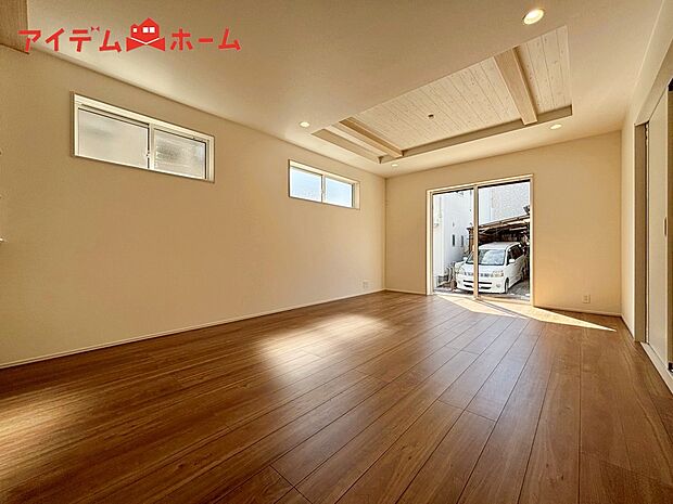 【1号棟 リビング】ゆとりの洗面スペースで朝の身支度も快適スムーズ。
鏡の裏にはたっぷりと収納スペースを標準装備!