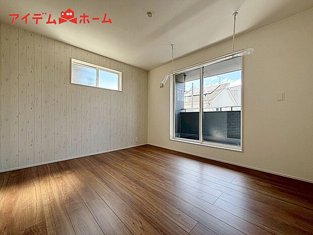 【1号棟 寝室】明るい寝室で心地のいい朝を迎えられそうです。
大きな窓からたっぷりの日差しが降り注ぐ明るい室内。
気持ちの良い朝日を受けて、目覚めの良い健康的な
朝を迎えられそうです。