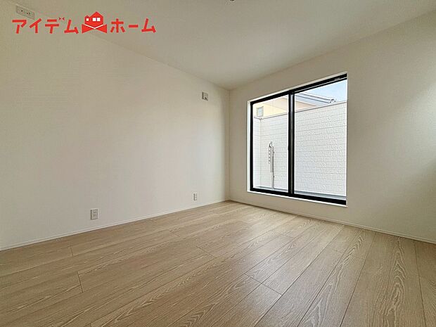 【４号棟　寝室】明るい寝室で心地のいい朝を迎えられそうです。
大きな窓からたっぷりの日差しが降り注ぐ明るい室内。

