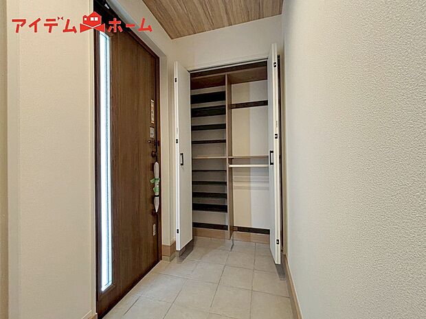 【４号棟　玄関】シンプル且つモダンなエントランス＆ホール！
ゆとりを感じさせる上質で明るい空間が住まう人や
訪れる人を心地よく迎え入れてくれます♪