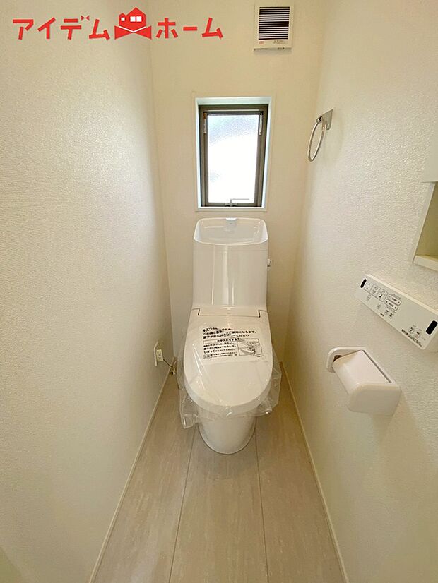 【1号棟 トイレ】温水での洗浄機能がついておりますので、
清潔かつ衛生面も安心です。