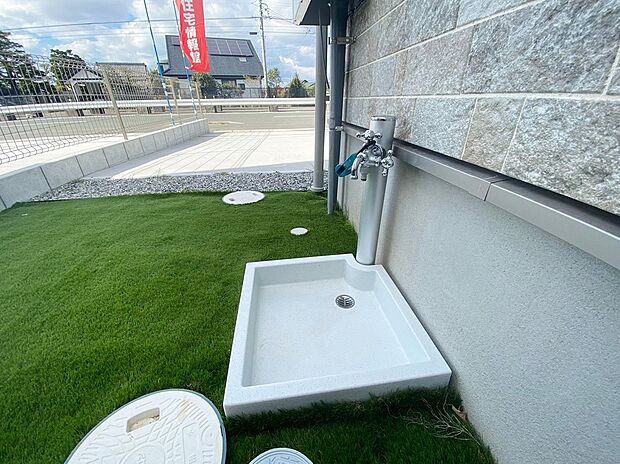 【３号棟　立水栓】ガーデニングや洗車に便利な立水栓付き。
外で汚れてしまった靴や服の汚れも家に入る前にきれいにできます。