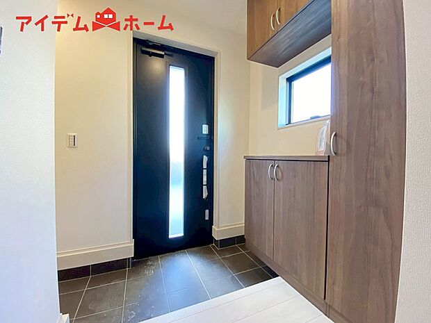 【１号棟　玄関】シンプル且つモダンなエントランス＆ホール！
ゆとりを感じさせる上質で明るい空間が住まう人や
訪れる人を心地よく迎え入れてくれます♪