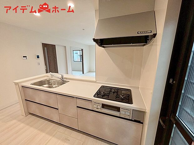 【1号棟 キッチン】ダイニングを見渡せる、
使い勝手の良いシステムキッチン。