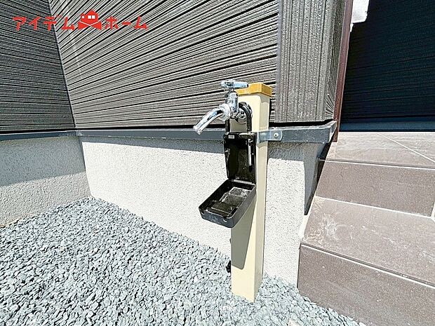 【1号棟 立水栓】ガーデニングや洗車に便利な立水栓付き。
外で汚れてしまった靴や服の汚れも家に入る前にきれいにできます。