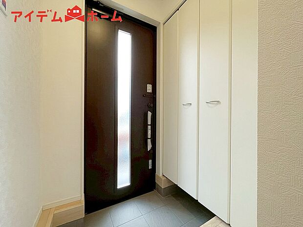 【１号棟　玄関】シンプル且つモダンなエントランス＆ホール！
ゆとりを感じさせる上質で明るい空間が住まう人や
訪れる人を心地よく迎え入れてくれます♪