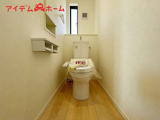 【１号棟　トイレ】温水での洗浄機能がついておりますので、
清潔かつ衛生面も安心です。
