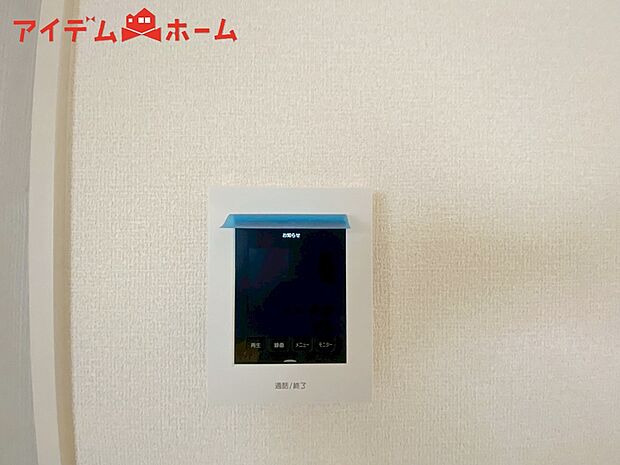 【２号棟　ＴＶモニター付インターホン】奥様やお子さんのみの在宅も安心。ボタンひとつで通話が可能です。
突然の来訪も時間帯に関係なく鮮明な画像で確認することが出来ます。
