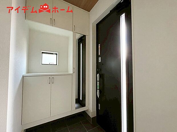 【２号棟　玄関】シンプル且つモダンなエントランス＆ホール！
ゆとりを感じさせる上質で明るい空間が住まう人や
訪れる人を心地よく迎え入れてくれます♪